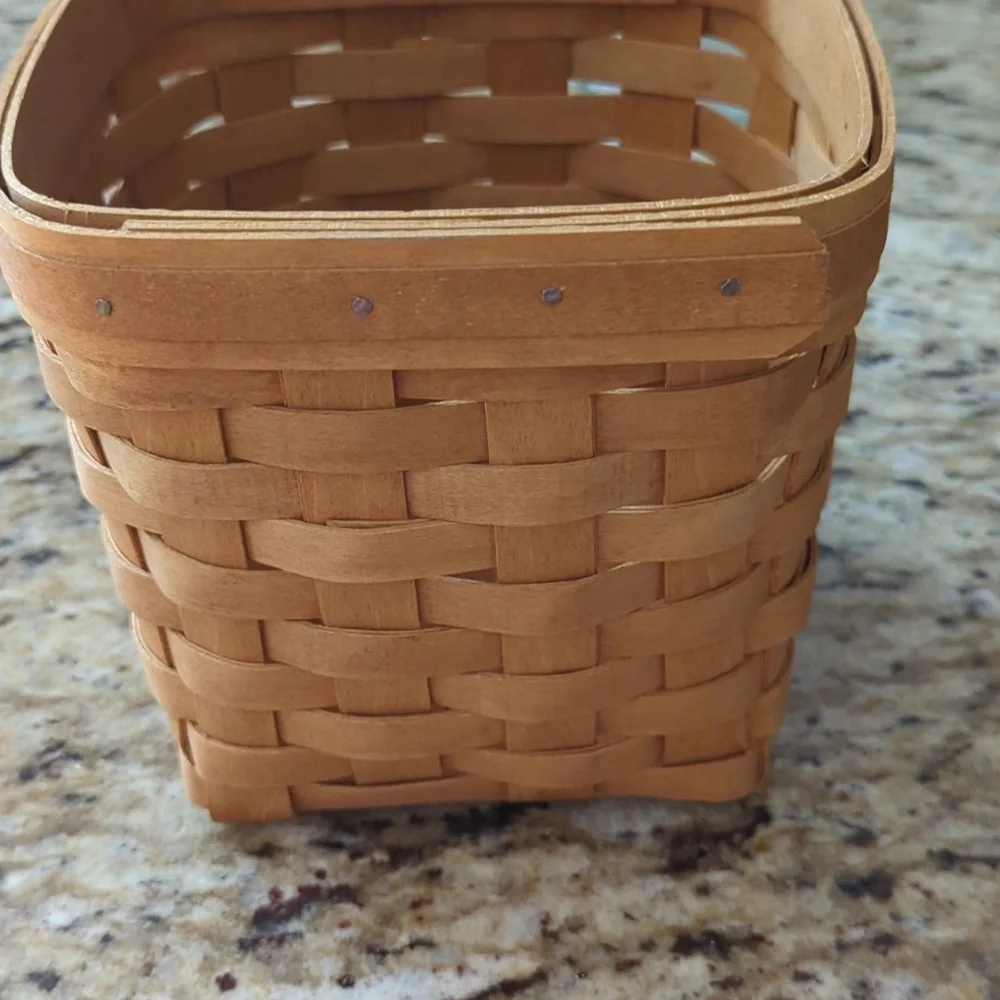 Longaberger Tissue Box With Lid - Picture 5 of 10